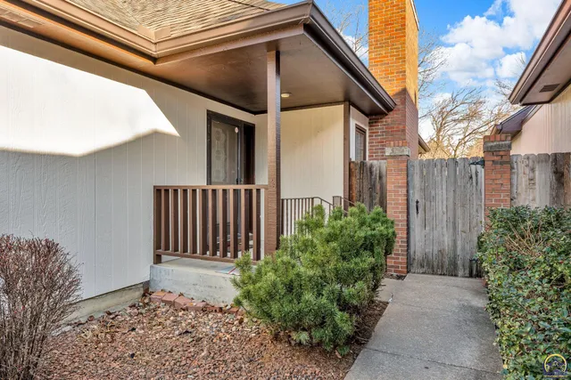 $290,000 | 2404 Southwest Brookhaven Lane, Topeka, KS 66614