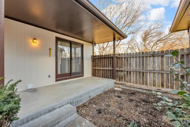 $290,000 | 2404 Southwest Brookhaven Lane, Topeka, KS 66614