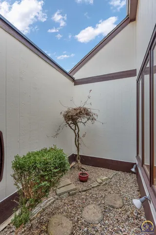 $285,000 | 2404 Southwest Brookhaven Lane, Topeka, KS 66614