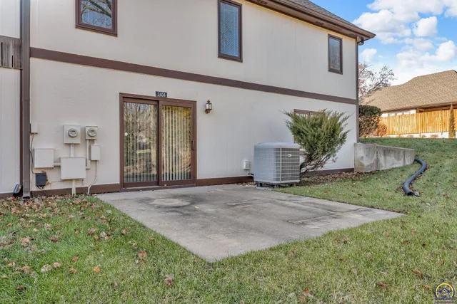 $279,999 | 2404 Southwest Brookhaven Lane, Topeka, KS 66614