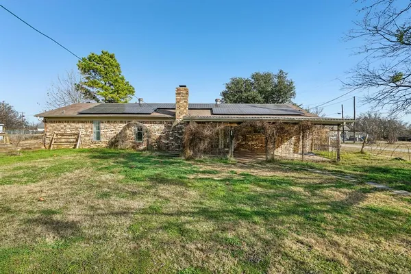 a view of a house with backyard and garden