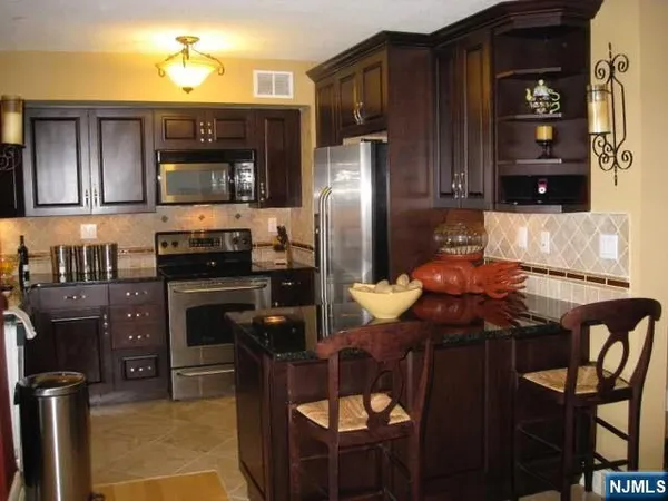 $2,650 | 1590 Anderson Avenue, Unit 19C, Fort Lee, NJ 07024