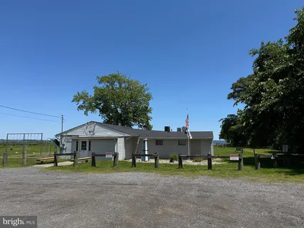 a view of a house with backyard and trees