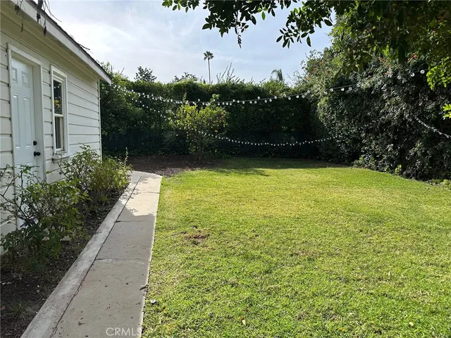 a view of a backyard