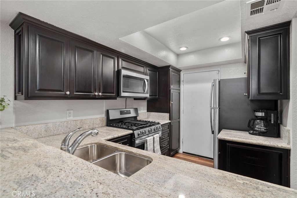 10634 Countryside Drive Rancho Cucamonga, CA 91730 - Photo 12 of 26 kitchen