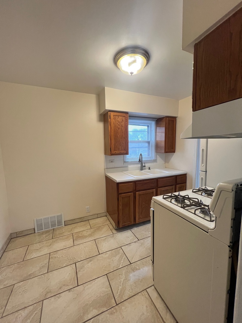 192 North Smith Street, Unit 2 Aurora, IL 60505 - Photo 3 of 7