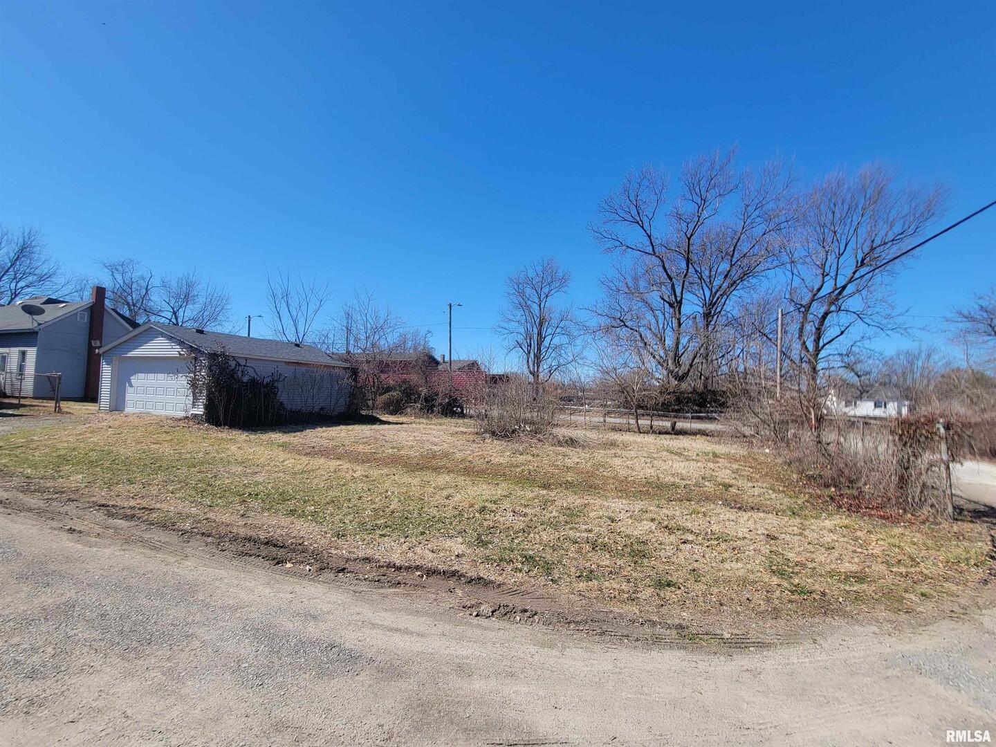 905 West Monroe Street Herrin, IL 62948 - Photo 4 of 14 a view of open space with a house
