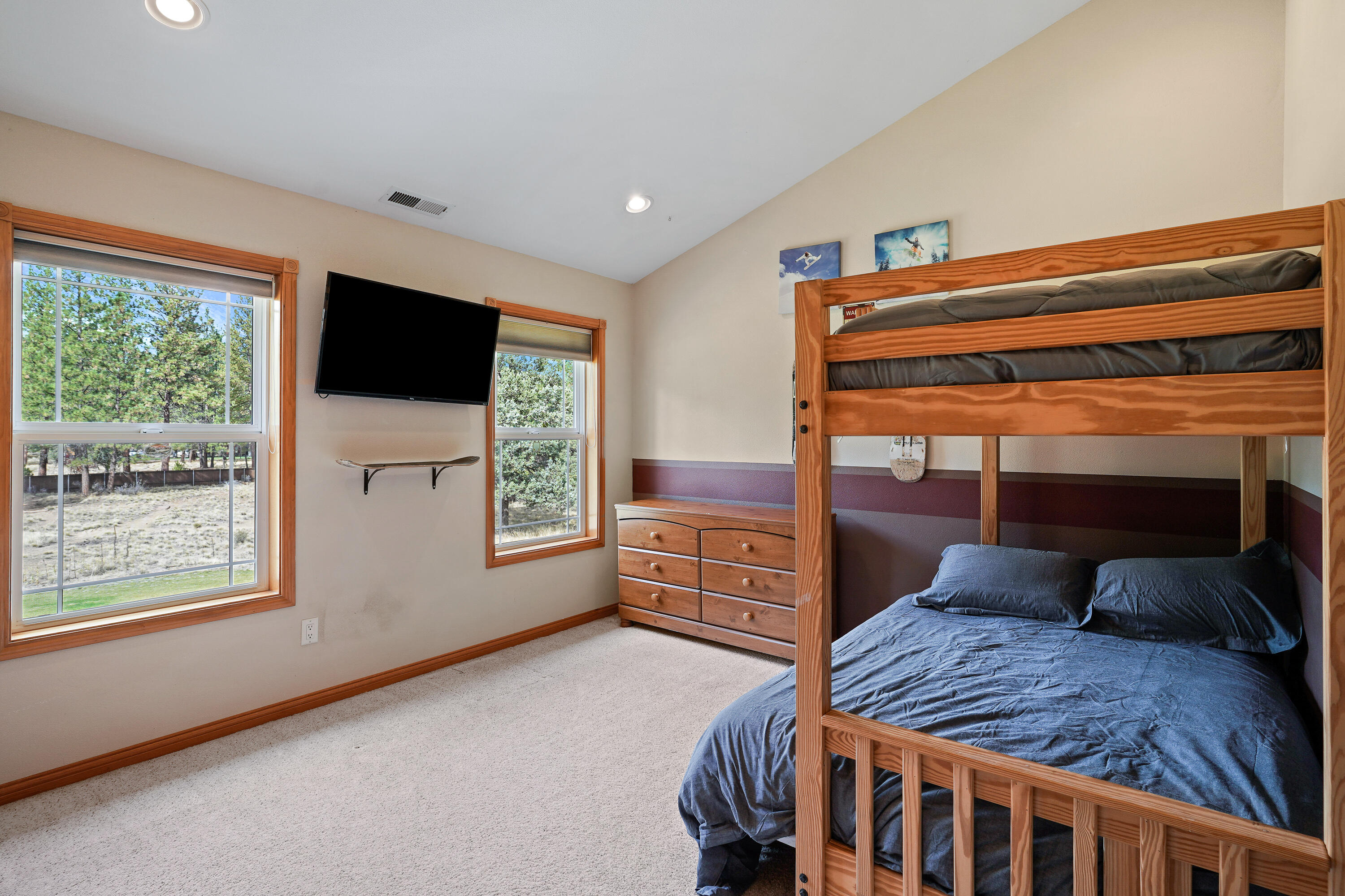 19754 Foster Road Bend, OR 97702 - Photo 38 of 58 Guest bedroom 3