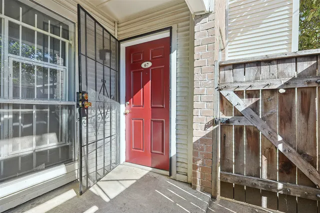 $89,900 | 3900 Woodchase Drive, Unit 67, Houston, TX 77042