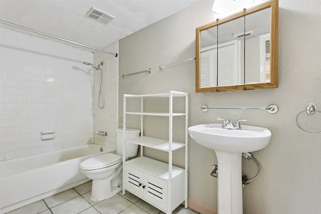 $89,900 | 3900 Woodchase Drive, Unit 67, Houston, TX 77042