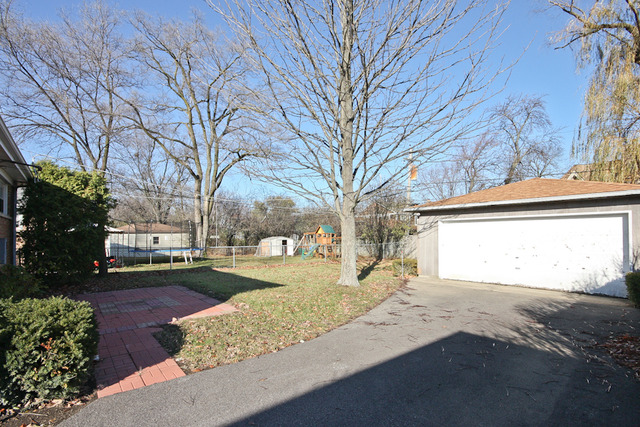 557 Sumac Road Highland Park, IL 60035 - Photo 16 of 20 a view of a yard covered in snow