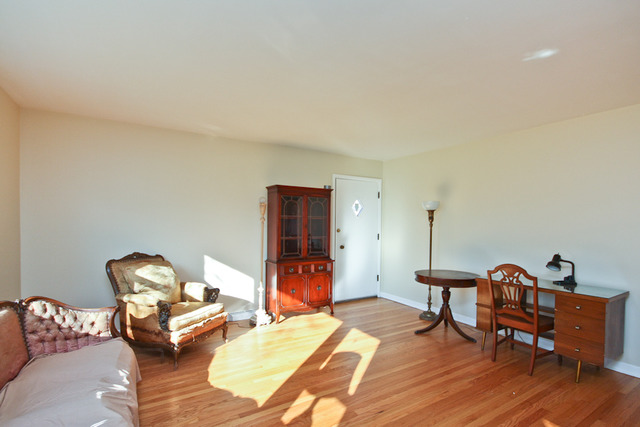 557 Sumac Road Highland Park, IL 60035 - Photo 7 of 20 a living room with furniture and a wooden floor