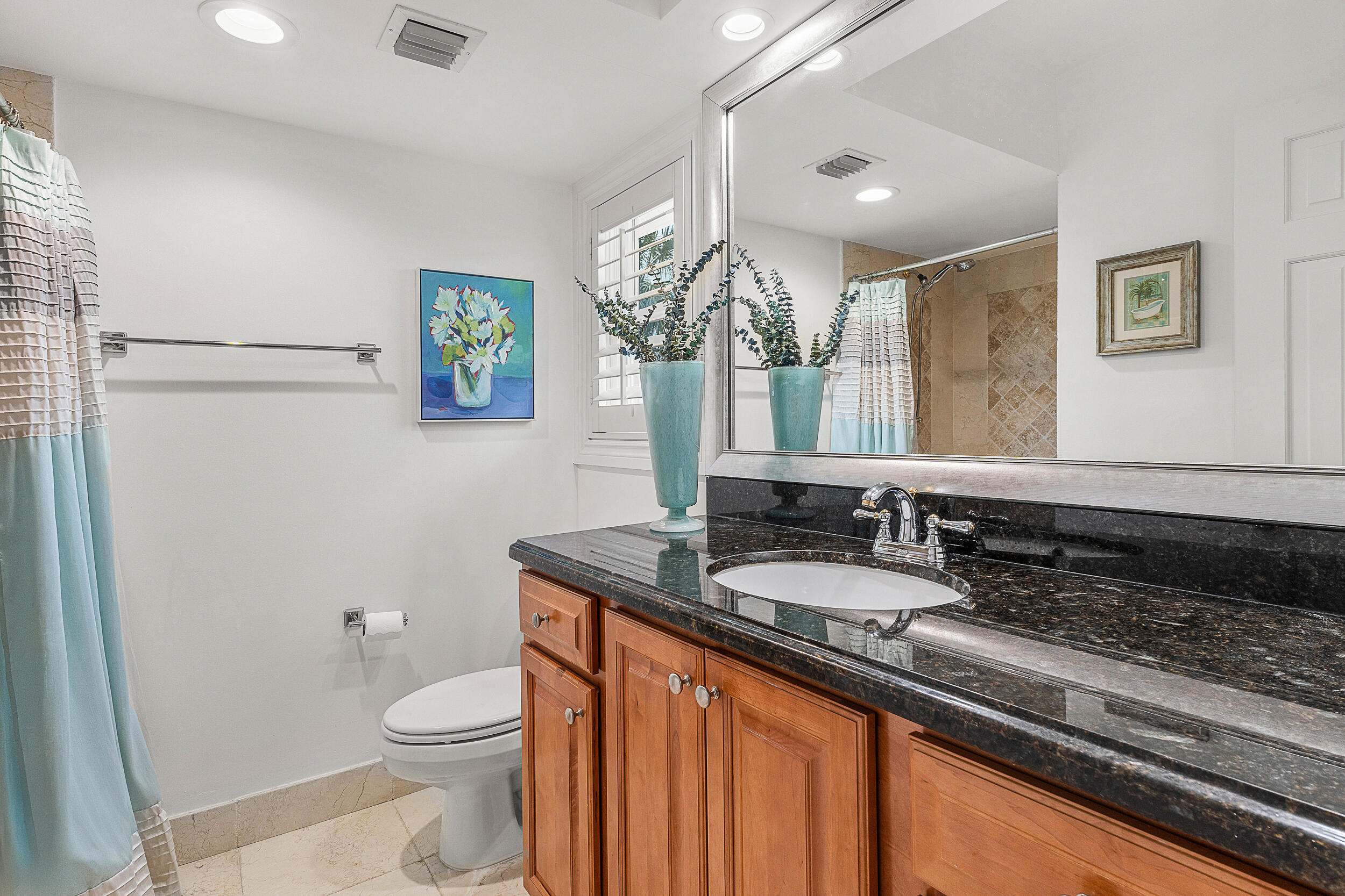 129 South Golfview Road, Unit 4 Lake Worth Beach, FL 33460 - Photo 19 of 28 Guest Bathroom