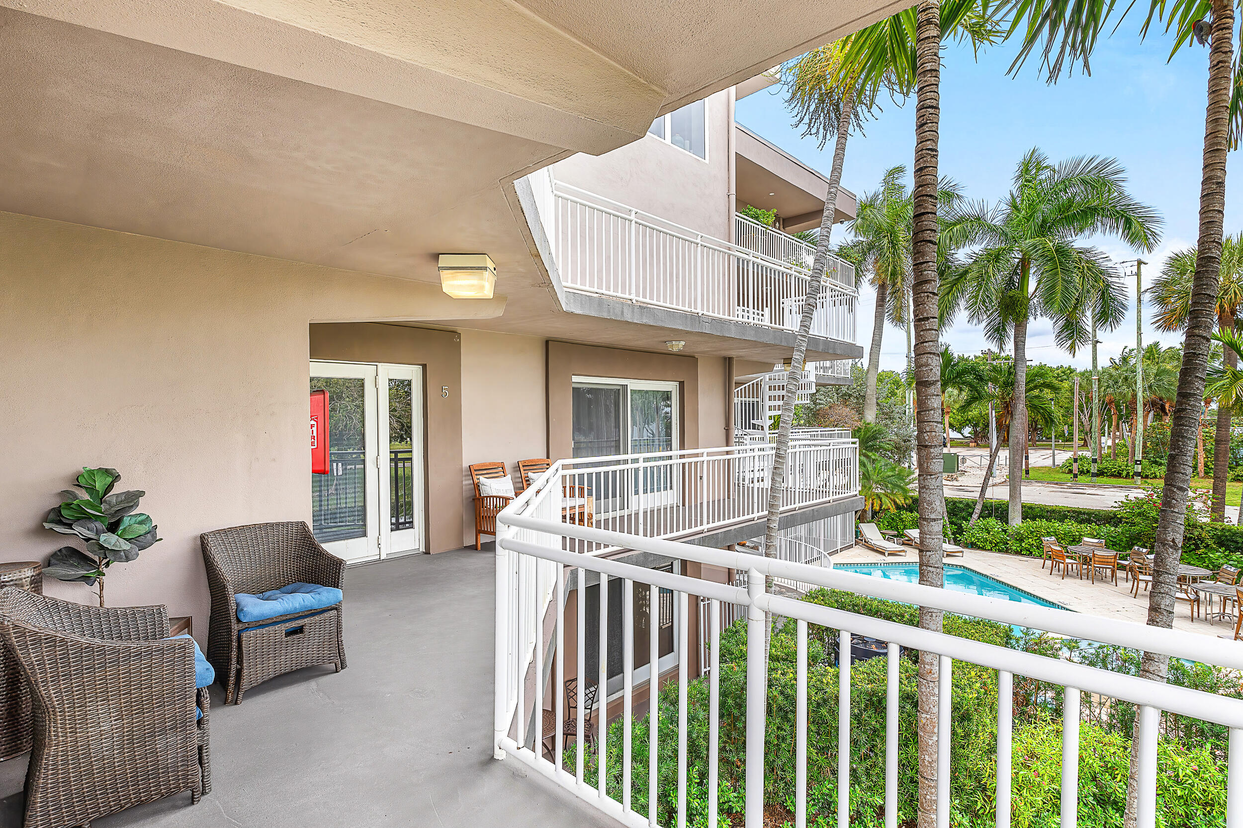 129 South Golfview Road, Unit 4 Lake Worth Beach, FL 33460 - Photo 22 of 28 Exterior Walkway