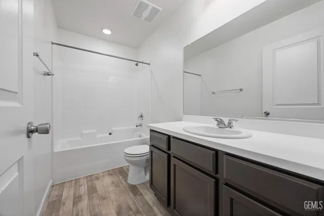 an empty room with windows and ceiling fan