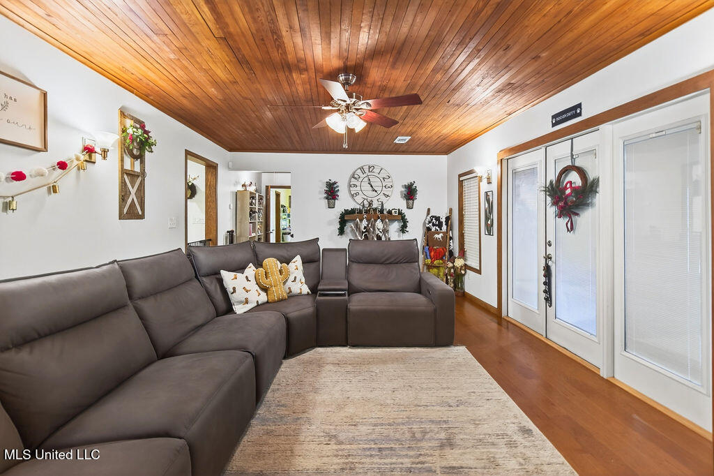 16214 Shaw Road Gulfport, MS 39503 - Photo 5 of 56 16214ShawRd-32