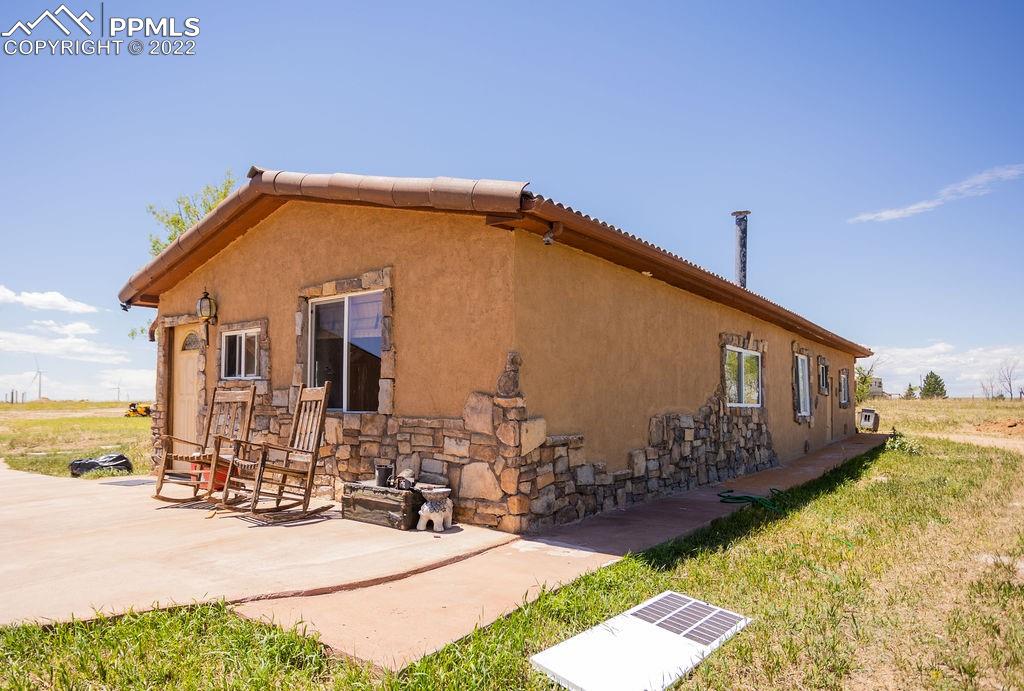 a view of a house with a yard