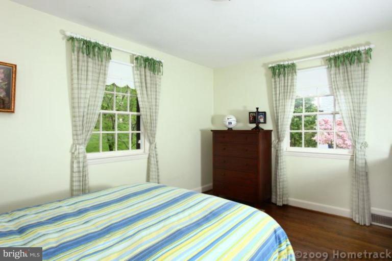 213 Tunbridge Road Baltimore, MD 21212 - Photo 13 of 24 a bedroom with a bed and a window