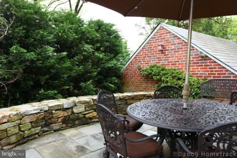 213 Tunbridge Road Baltimore, MD 21212 - Photo 14 of 24 a view of backyard with a patio and wooden floor