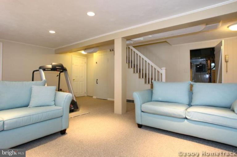 213 Tunbridge Road Baltimore, MD 21212 - Photo 18 of 24 a living room with furniture and a couch