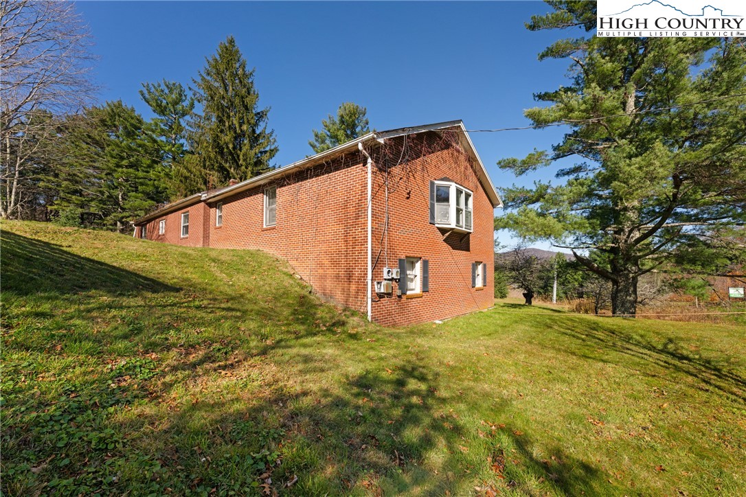 986 Ransom Street Blowing Rock, NC 28605 - Photo 11 of 17 a view of a back yard of the house