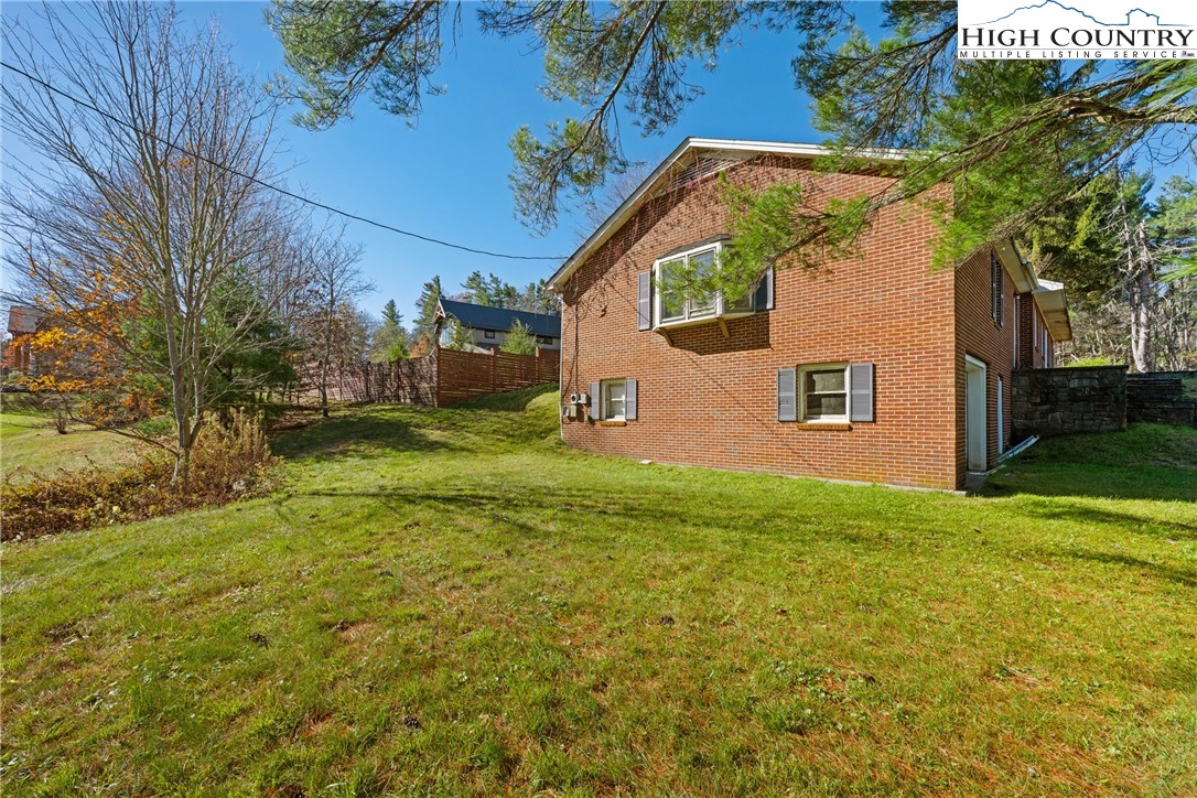 986 Ransom Street Blowing Rock, NC 28605 - Photo 13 of 17 a backyard of a house with lots of green space