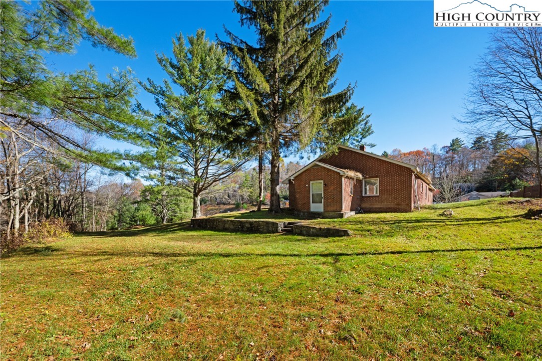 986 Ransom Street Blowing Rock, NC 28605 - Photo 9 of 17 a front view of a house with a yard