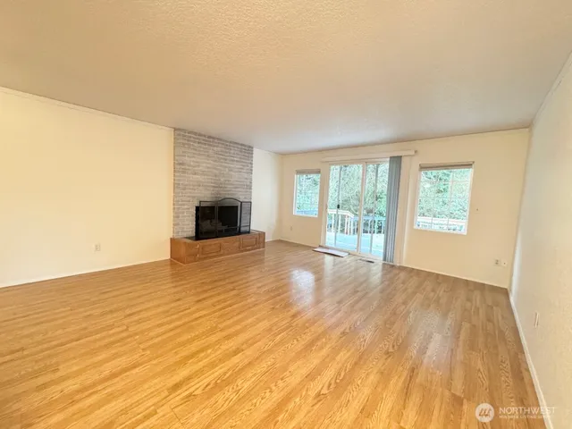 $3,295 | 16930 North Road, Bothell, WA 98012