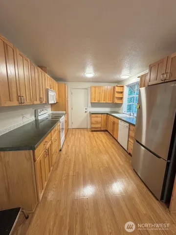 $3,295 | 16930 North Road, Bothell, WA 98012