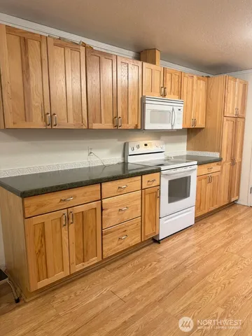 $3,295 | 16930 North Road, Bothell, WA 98012