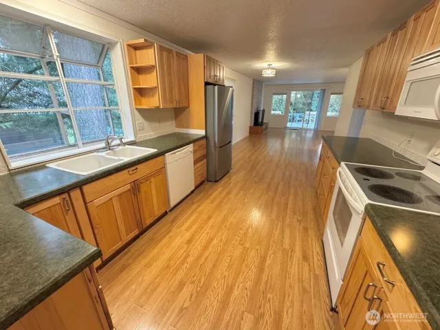 $3,295 | 16930 North Road, Bothell, WA 98012