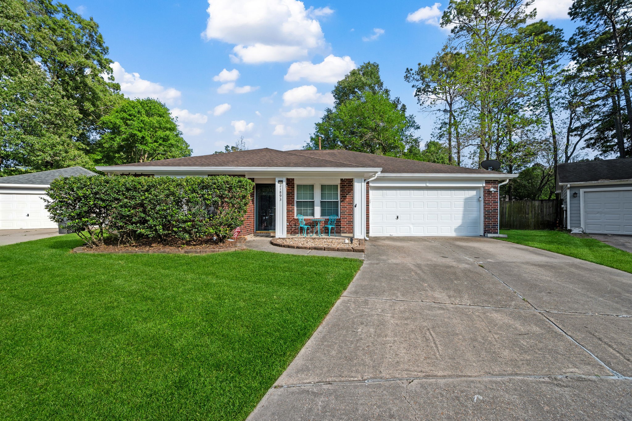 a view of an house that has garden