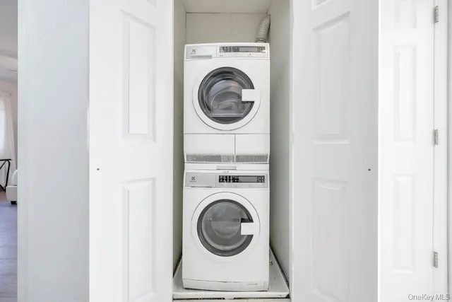 a view of entryway and kitchen