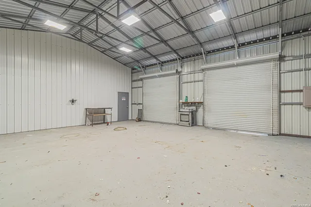 $264,900 | 18065 County Road 163, Elmendorf, TX 78112