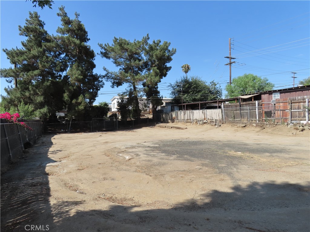 925 Navajo Road Perris, CA 92570 - Photo 12 of 15 a view of back yard of the house