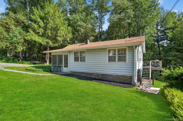 a view of a house with a backyard