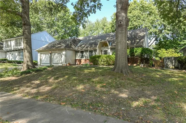 $410,000 | 12022 West 100th Street, Lenexa, KS 66215