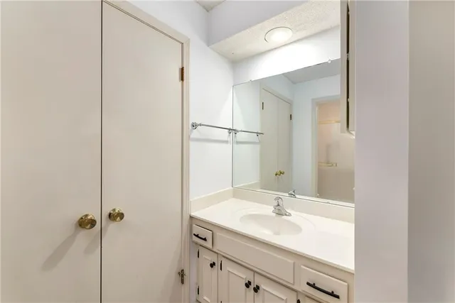 $410,000 | 12022 West 100th Street, Lenexa, KS 66215