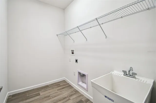 a view of a house with backyard and garden