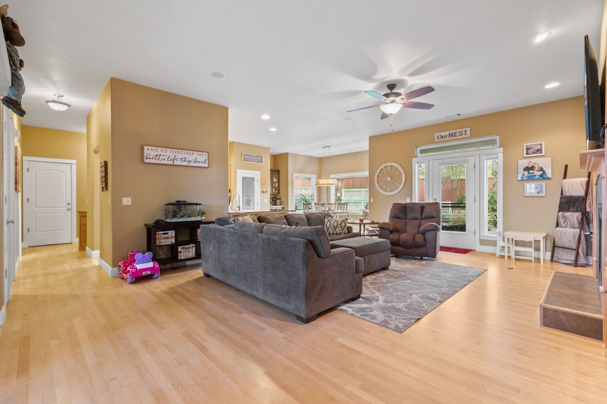 464 Quail Run Eagle Point, OR 97524 - Photo 9 of 32 Gallery Image 9