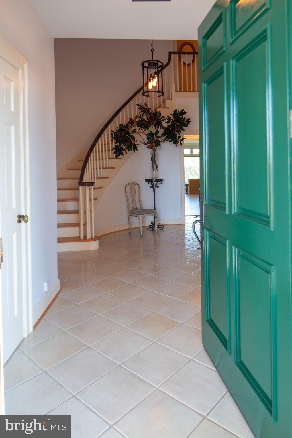 8467 Springs Road Warrenton, VA 20186 - Photo 4 of 28 Inviting Entryway
