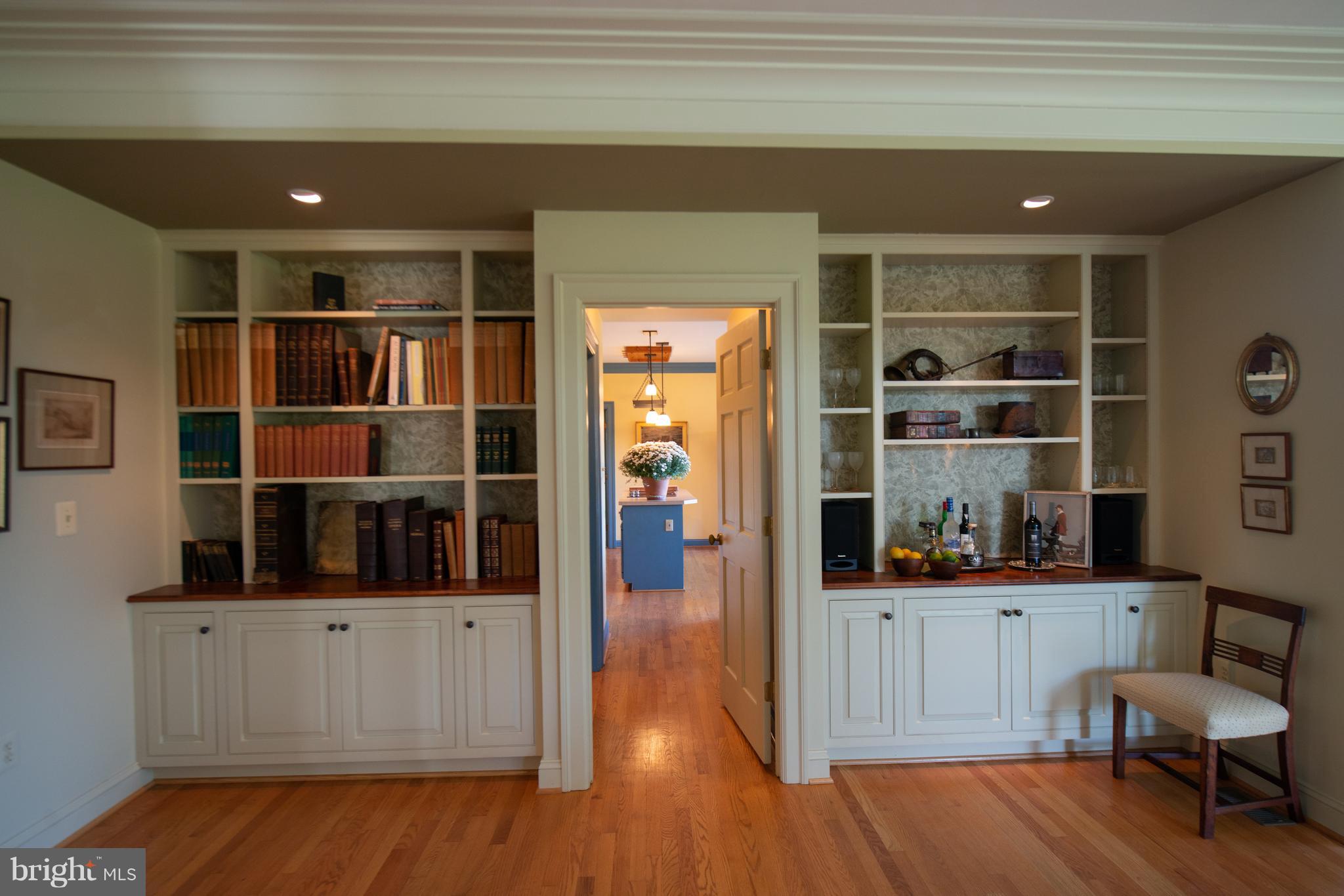 8467 Springs Road Warrenton, VA 20186 - Photo 6 of 28 Great room built-ins