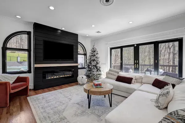 $1,049,000 | 12 Hawk Mountain Road, Sparrowbush, NY 12780