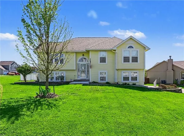 $420,000 | 19621 Harbor Drive, Smithville, MO 64089