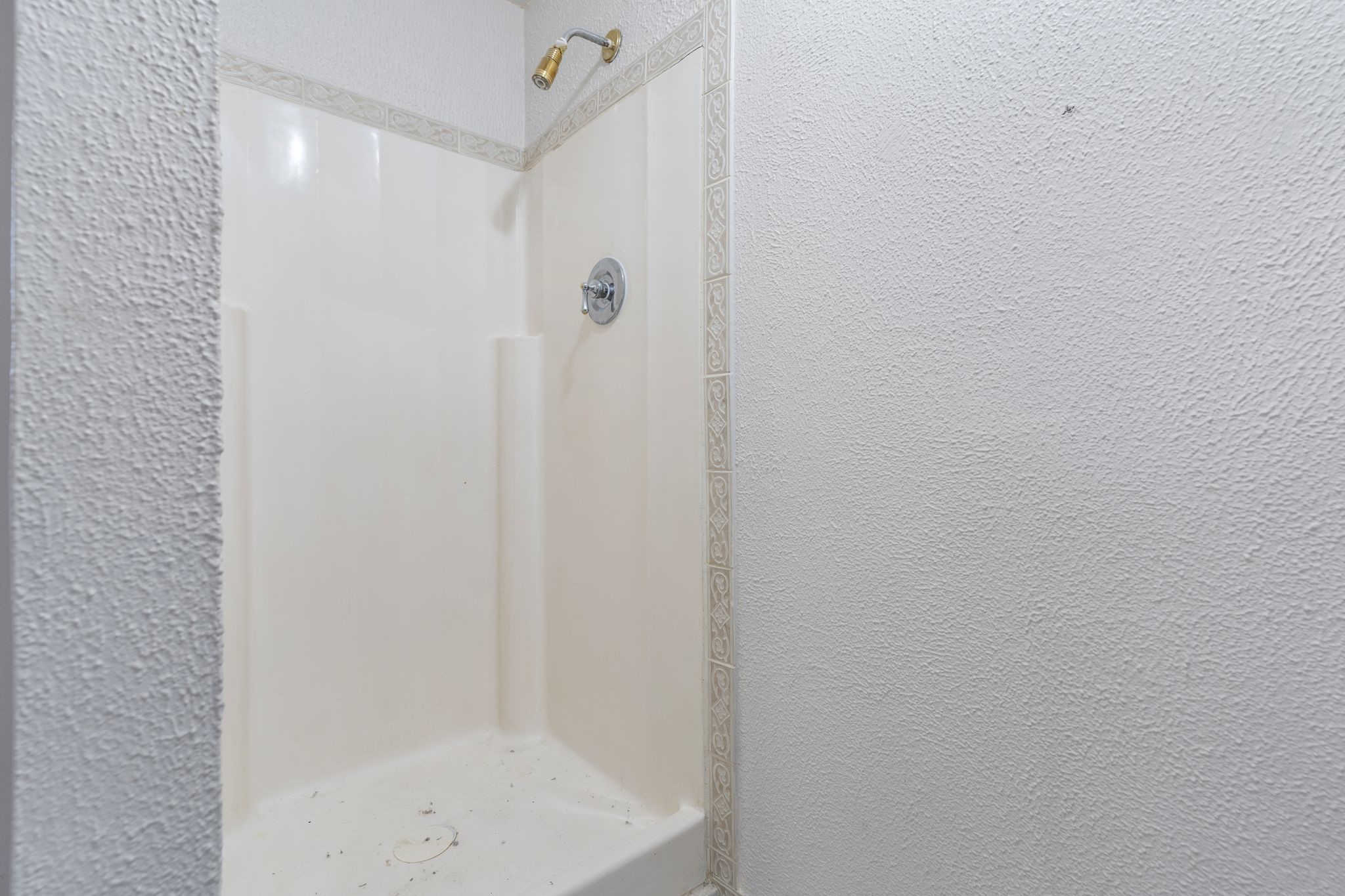 1811 West 14th 1/2 Street Houston, TX 77008 - Photo 16 of 25 a bathroom with a shower