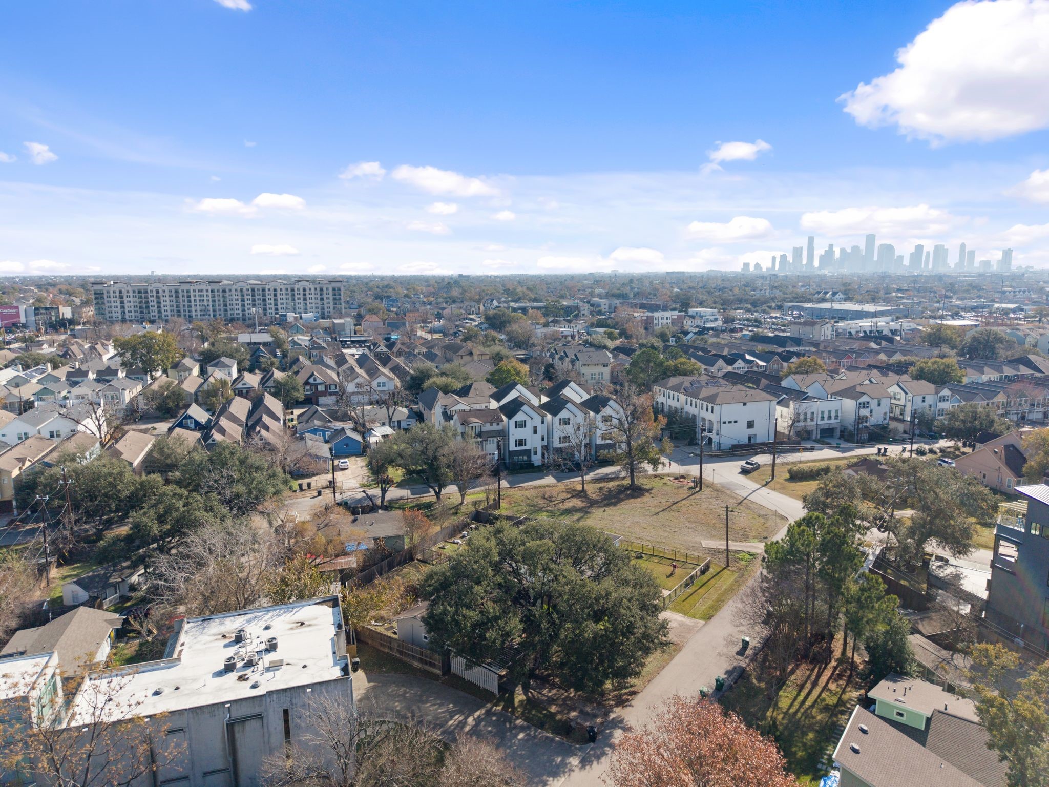 1811 West 14th 1/2 Street Houston, TX 77008 - Photo 22 of 25 a view of a city