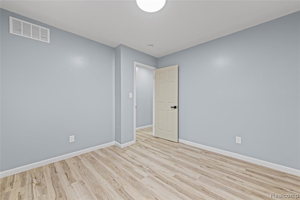 7218 Superior Street Center Line, MI 48015 - Photo 12 of 27