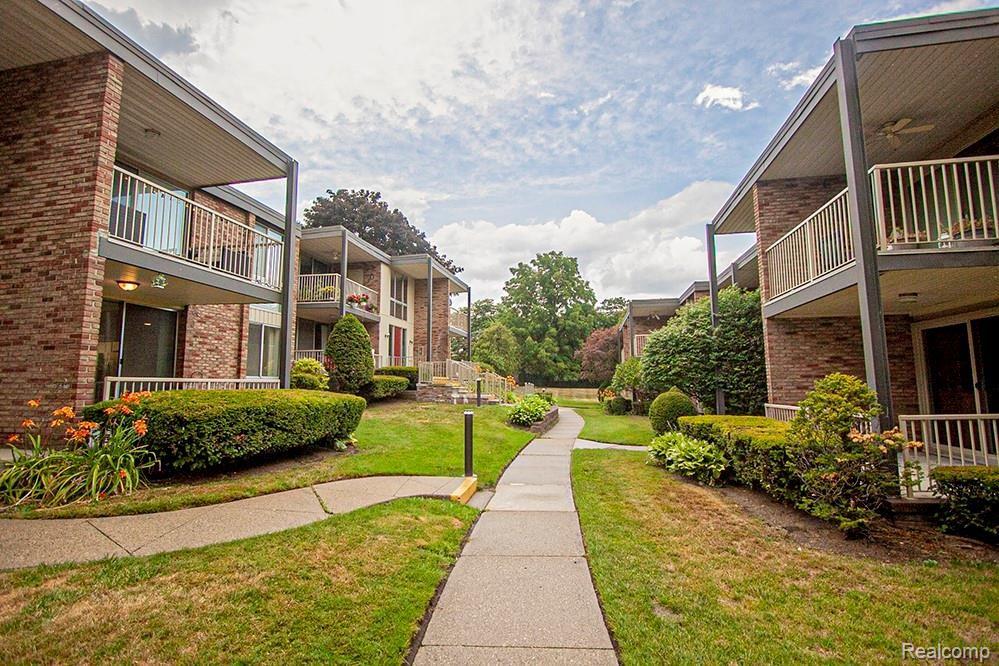4043 West Maple Road, Unit 102 Bloomfield Hills, MI 48301 - Photo 2 of 22 IMG_6539.jpg