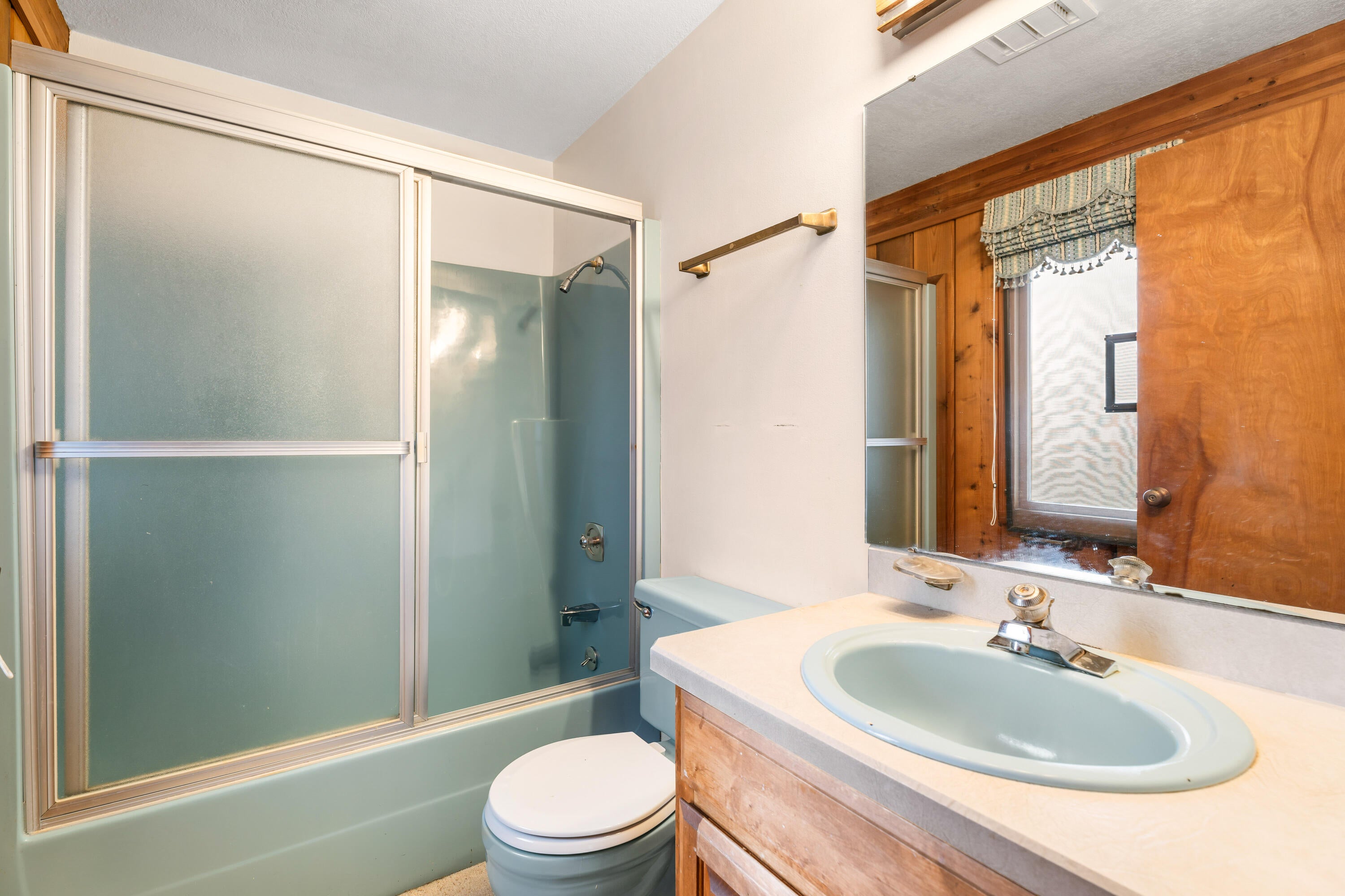 1670 Northwest Putnam Road Bend, OR 97703 - Photo 23 of 40 37-Bathroom