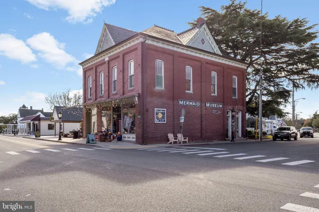 a sign that is on the side of the road